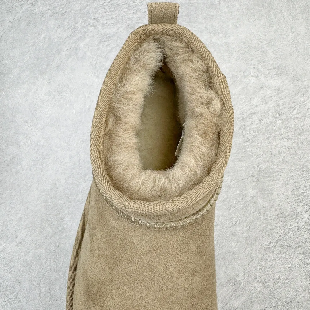 Pick up locally 💰520 UGG 6109 Zhou Dongyu Mini short boots, autumn and winter sheep fur integrated snow boots. All shoes are made from the same factory as ZP. Longfeng A-grade Australian imported sheep fur integrated men's and women's boots. Brand OEM production line. Fully follow the ZP process. OEM original pattern maker. Adhering to the principle of no original shoes and no development selection. Pay attention to every detail. The most authentic version on the market. TREADLITE "light wing" technology outsole. Lightweight/durable/flexible/pile type 35 36 37 38 39 40 41 42 43 44 45 Coding: by2936060